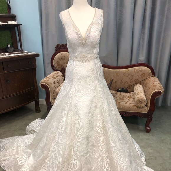 SAMPLE Alfred Angelo Scrolling Lace Wedding Dress, Ivory A-Line Fitted Sexy - Picture 1 of 12
